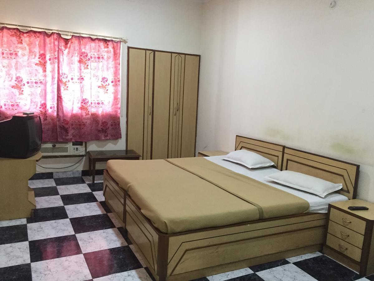 Royale Inn Vapi Exterior photo