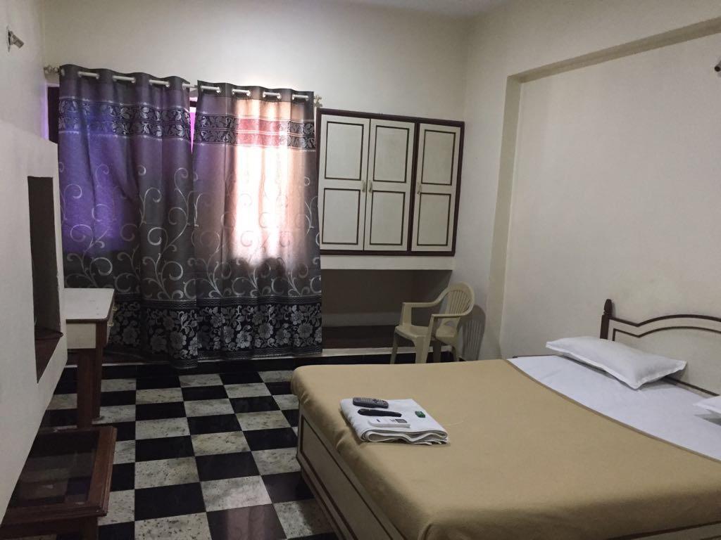 Royale Inn Vapi Exterior photo